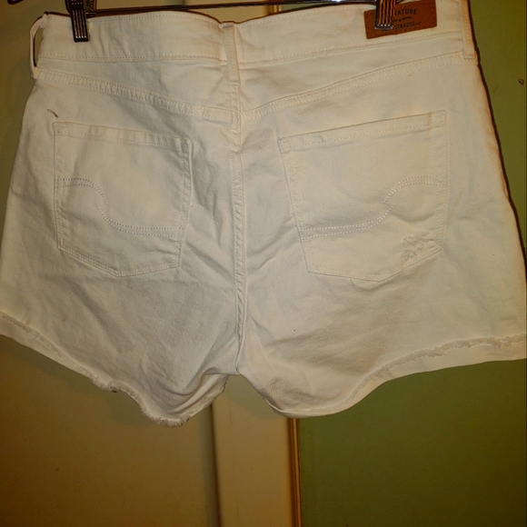 Woman's White High Rise Signature Levi's Strauss size 16 jean shorts - Picture 1 of 3